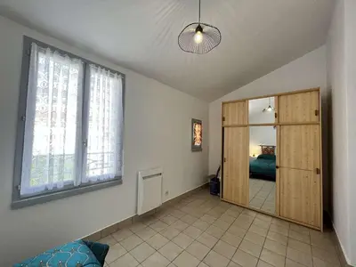 Un ou plusieurs lits dans un hébergement de l'établissement Appartement cosy en centre-ville avec balcon, parking et à 10 min des plages - 4 couchages - FR-1-224B-196