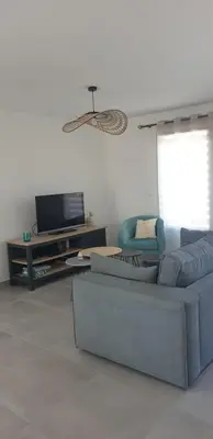 Télévision ou salle de divertissement dans l'établissement La Perséide - Maison neuve 900 m plage