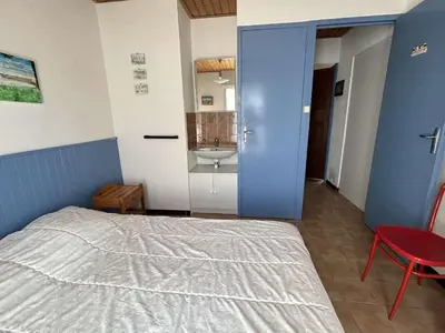Un ou plusieurs lits dans un hébergement de l'établissement Maison cosy 2 pièces, plage et centre à 300m, terrasse, TV, animaux permis - La Guérinière - FR-1-224B-192