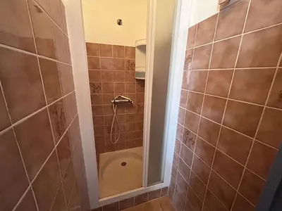 Salle de bains dans l'établissement Maison cosy 2 pièces, plage et centre à 300m, terrasse, TV, animaux permis - La Guérinière - FR-1-224B-192