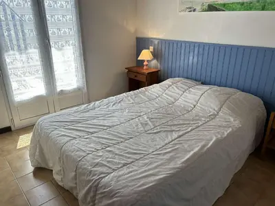 Un ou plusieurs lits dans un hébergement de l'établissement Maison cosy 2 pièces, plage et centre à 300m, terrasse, TV, animaux permis - La Guérinière - FR-1-224B-192