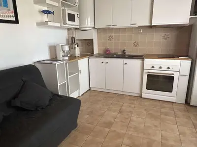Cuisine ou kitchenette dans l'établissement Maison cosy 2 pièces, plage et centre à 300m, terrasse, TV, animaux permis - La Guérinière - FR-1-224B-192