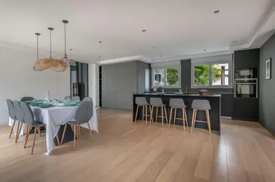 Cuisine ou kitchenette dans l'établissement Maison avec piscine pour 8 adultes - 2 enfants