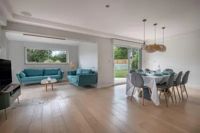 Coin salon dans l'établissement Maison avec piscine pour 8 adultes - 2 enfants
