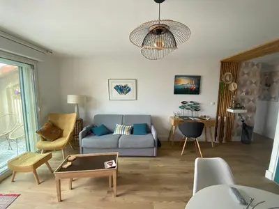 Coin salon dans l'établissement Appartement Lumineux Face Mer, 3P, Garage, Proche Plage et Commerces - Saint-Brévin-les-Pins - FR-1-364-155