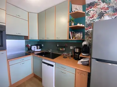 Cuisine ou kitchenette dans l'établissement Appartement Lumineux Face Mer, 3P, Garage, Proche Plage et Commerces - Saint-Brévin-les-Pins - FR-1-364-155