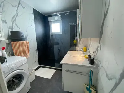 Salle de bains dans l'établissement Appartement Lumineux Face Mer, 3P, Garage, Proche Plage et Commerces - Saint-Brévin-les-Pins - FR-1-364-155