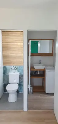 Salle de bains dans l'établissement Résidence Salamandre - Maison Bois Cosy Calme avec parking pour 4 à 10 pers idéal couples et familles à 500m de la plage à Saint-Marc-sur-mer