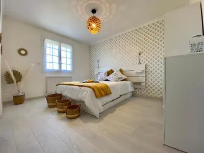 Un ou plusieurs lits dans un hébergement de l'établissement Chambre cosy RDC avec véranda, jardin privé et wifi, proche plage – Saint-Michel-Chef-Chef - FR-1-306-1256