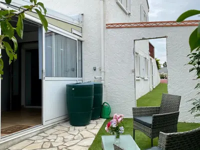Jardin de l'établissement Chambre cosy RDC avec véranda, jardin privé et wifi, proche plage – Saint-Michel-Chef-Chef - FR-1-306-1256