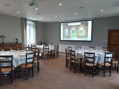 Restaurant ou autre lieu de restauration dans l'établissement Gîtes à L'ABBAYE