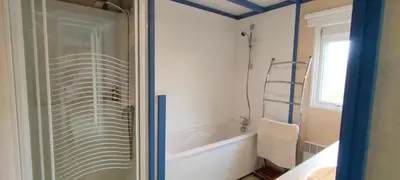 Salle de bains dans l'établissement Chalet spacieux à 8 km de la mer