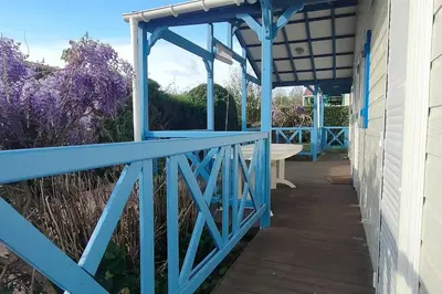 Balcon ou terrasse dans l'établissement Chalet spacieux à 8 km de la mer