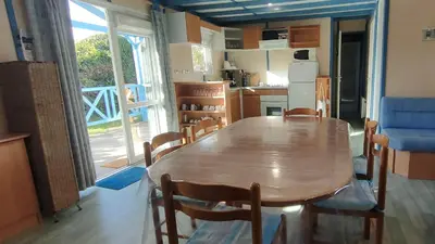 Cuisine ou kitchenette dans l'établissement Chalet spacieux à 8 km de la mer