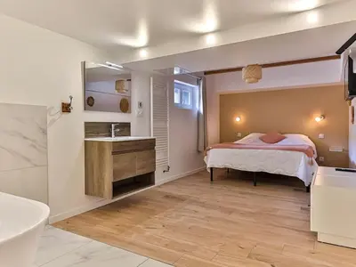 Un ou plusieurs lits dans un hébergement de l'établissement Maison familiale La Belle Vie jacuzzi/sauna