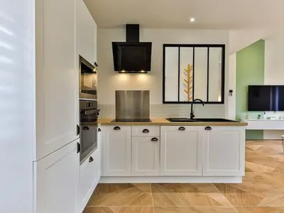 Cuisine ou kitchenette dans l'établissement Maison familiale La Belle Vie jacuzzi/sauna