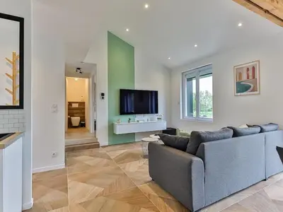 Télévision ou salle de divertissement dans l'établissement Maison familiale La Belle Vie jacuzzi/sauna
