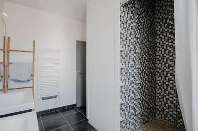 Salle de bains dans l'établissement Coeur de ville #B2 - Centre ville, WIFI & NETFLIX - Proche transports - CHAMBRE PRIVEE dans logement partagé
