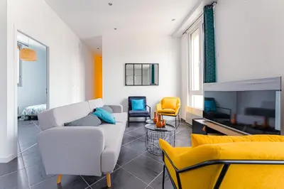 Coin salon dans l'établissement Coeur de ville #H1 - Chambre privée dans logement partagé - Wifi & Netflix - Centre ville & Transports - Machine à laver
