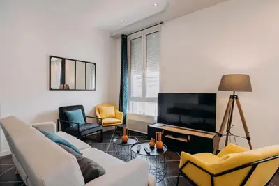 Télévision ou salle de divertissement dans l'établissement Coeur de ville #H2- Central & Cosy - Logement partagé - Chambre privée