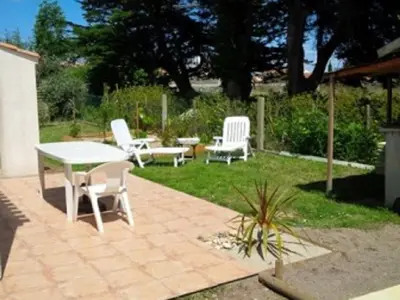 Jardin de l'établissement Maison de vacances avec jardin, 4 pièces, 6 couchages, proche plage et centre-ville, Noirmoutier - FR-1-224B-201
