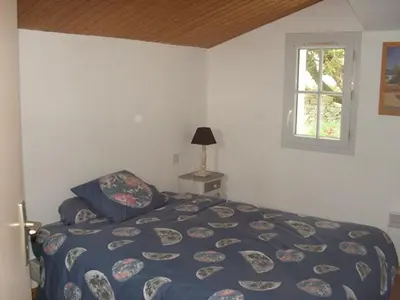 Un ou plusieurs lits dans un hébergement de l'établissement Maison de vacances avec jardin, 4 pièces, 6 couchages, proche plage et centre-ville, Noirmoutier - FR-1-224B-201