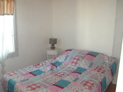 Un ou plusieurs lits dans un hébergement de l'établissement Maison de vacances avec jardin, 4 pièces, 6 couchages, proche plage et centre-ville, Noirmoutier - FR-1-224B-201