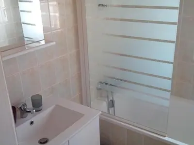 Salle de bains dans l'établissement Maison de vacances avec jardin, 4 pièces, 6 couchages, proche plage et centre-ville, Noirmoutier - FR-1-224B-201