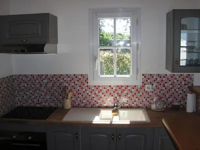 Cuisine ou kitchenette dans l'établissement Maison de vacances avec jardin, 4 pièces, 6 couchages, proche plage et centre-ville, Noirmoutier - FR-1-224B-201