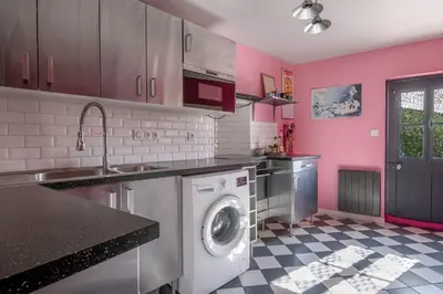 Cuisine ou kitchenette dans l'établissement Longère rénovée à 500m du Centre de Pornic pour 4