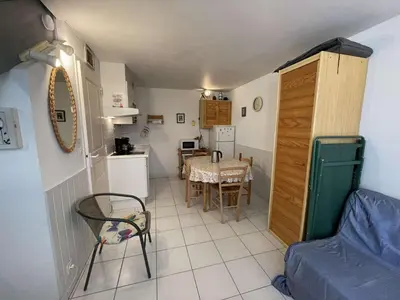 Cuisine ou kitchenette dans l'établissement Charmante Maison 3 Pièces avec Piscines Chauffées, Terrasse et Jardin, à 300m de la Plage des Demoiselles - FR-1-224C-266