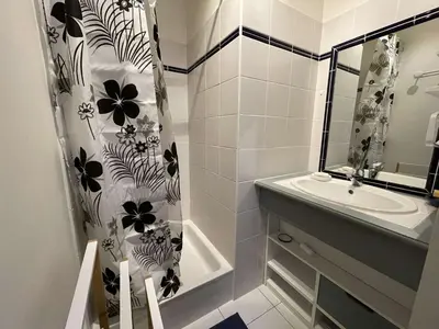 Salle de bains dans l'établissement Charmante Maison 3 Pièces avec Piscines Chauffées, Terrasse et Jardin, à 300m de la Plage des Demoiselles - FR-1-224C-266