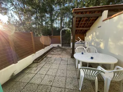 Balcon ou terrasse dans l'établissement Charmante Maison 3 Pièces avec Piscines Chauffées, Terrasse et Jardin, à 300m de la Plage des Demoiselles - FR-1-224C-266