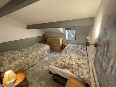 Un ou plusieurs lits dans un hébergement de l'établissement Charmante Maison 3 Pièces avec Piscines Chauffées, Terrasse et Jardin, à 300m de la Plage des Demoiselles - FR-1-224C-266
