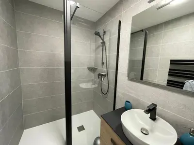 Salle de bains dans l'établissement Vue et accès direct à la mer plage Bonne Source