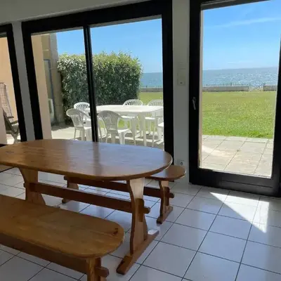 Vue et accès direct à la mer plage Bonne Source