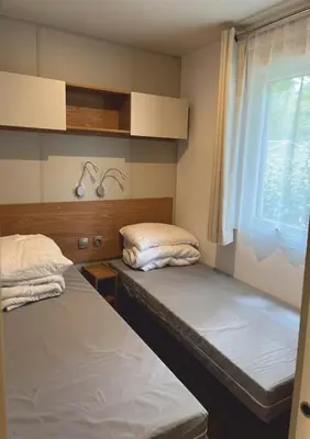Un ou plusieurs lits dans un hébergement de l'établissement Grand mobile-home 45M2 au calme et au bord de mer