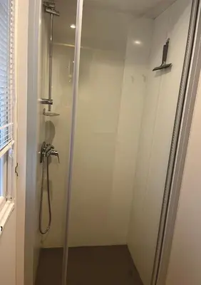 Salle de bains dans l'établissement Grand mobile-home 45M2 au calme et au bord de mer