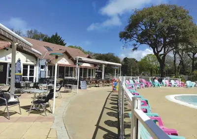 Piscine de l'établissement Grand mobile-home 45M2 au calme et au bord de mer ou située à proximité