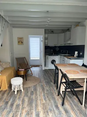 Cuisine ou kitchenette dans l'établissement Villa en bord de mer