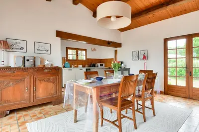 Cuisine ou kitchenette dans l'établissement Maison pour 7 - 400 m de la plage de la Clère