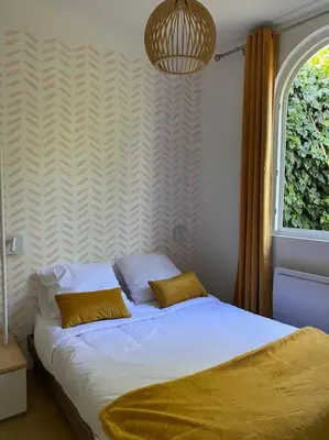 Un ou plusieurs lits dans un hébergement de l'établissement Très bel appartement avec jardin reposant