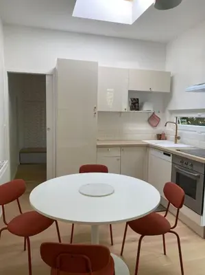Cuisine ou kitchenette dans l'établissement Très bel appartement avec jardin reposant