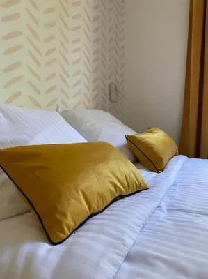 Un ou plusieurs lits dans un hébergement de l'établissement Très bel appartement avec jardin reposant