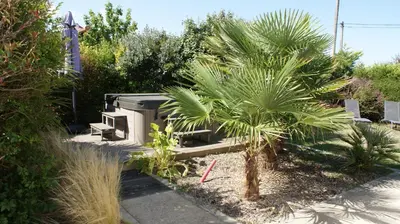 Jardin de l'établissement Maison 3 chambres avec Jacuzzi à 400m des plages