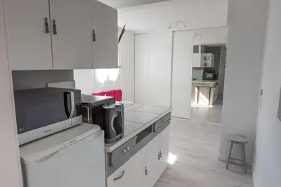 Cuisine ou kitchenette dans l'établissement Studio Privé & Calme à S-Nazaire pr Parc Paysager
