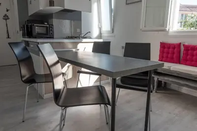 Cuisine ou kitchenette dans l'établissement Studio Privé & Calme à S-Nazaire pr Parc Paysager