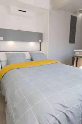 Un ou plusieurs lits dans un hébergement de l'établissement Studio Privé & Calme à S-Nazaire pr Parc Paysager