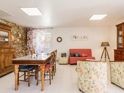 Coin salon dans l'établissement Fermette Rénovée avec Jardin Privatif et Wifi à 12km des Plages - FR-1-306-1257