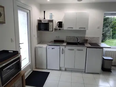 Cuisine ou kitchenette dans l'établissement Fermette Rénovée avec Jardin Privatif et Wifi à 12km des Plages - FR-1-306-1257